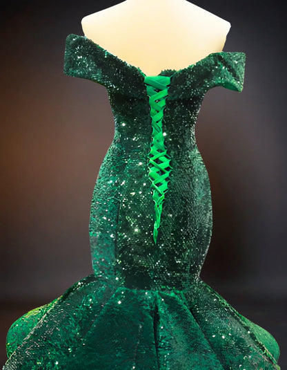 Luxury green corset tradition wedding attire, featuring intricate detailing and elegant design